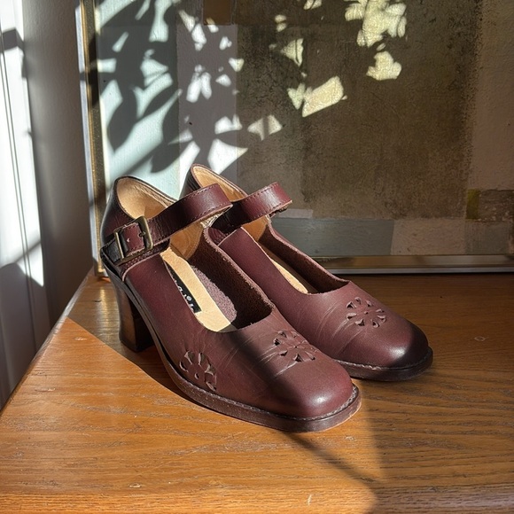 🦥 Kenneth Cole NY 07538 burgundy, leather Mary Janes Block heel flower cut out: - Picture 3 of 9